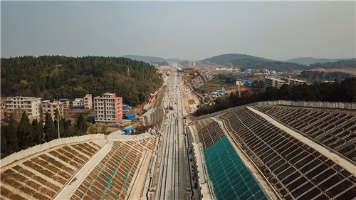 隆回高铁站-建设中实拍-铁轨已铺设