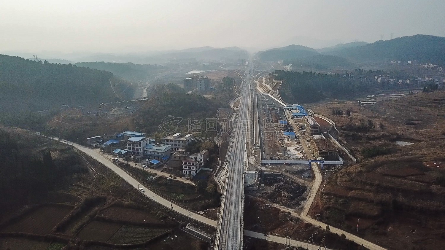 隆回高铁站-建设中实拍-铁轨已铺设