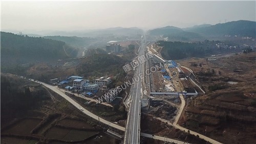 隆回高铁站-建设中实拍-铁轨已铺设