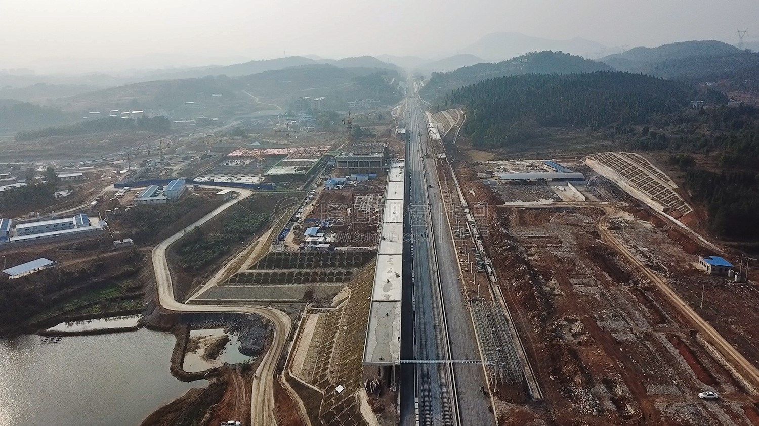 隆回高铁站-建设中实拍-铁轨已铺设