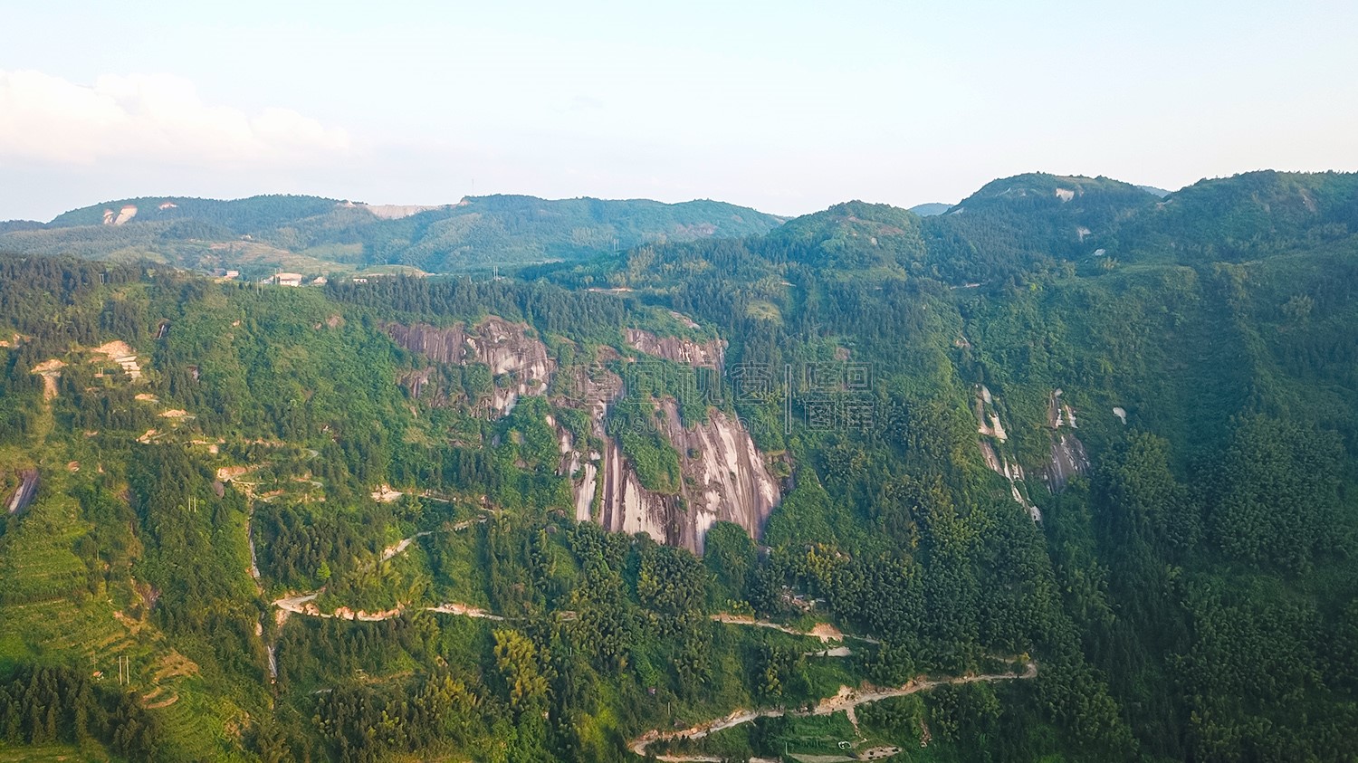 白水洞盘山公路-山顶为草原村