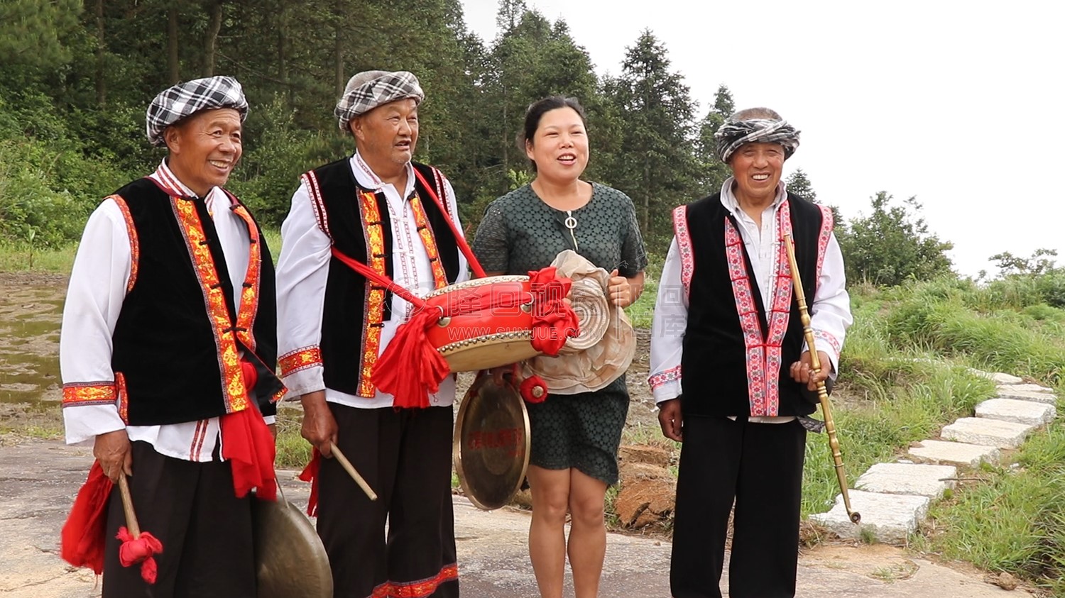 在草原村唱呜哇山歌