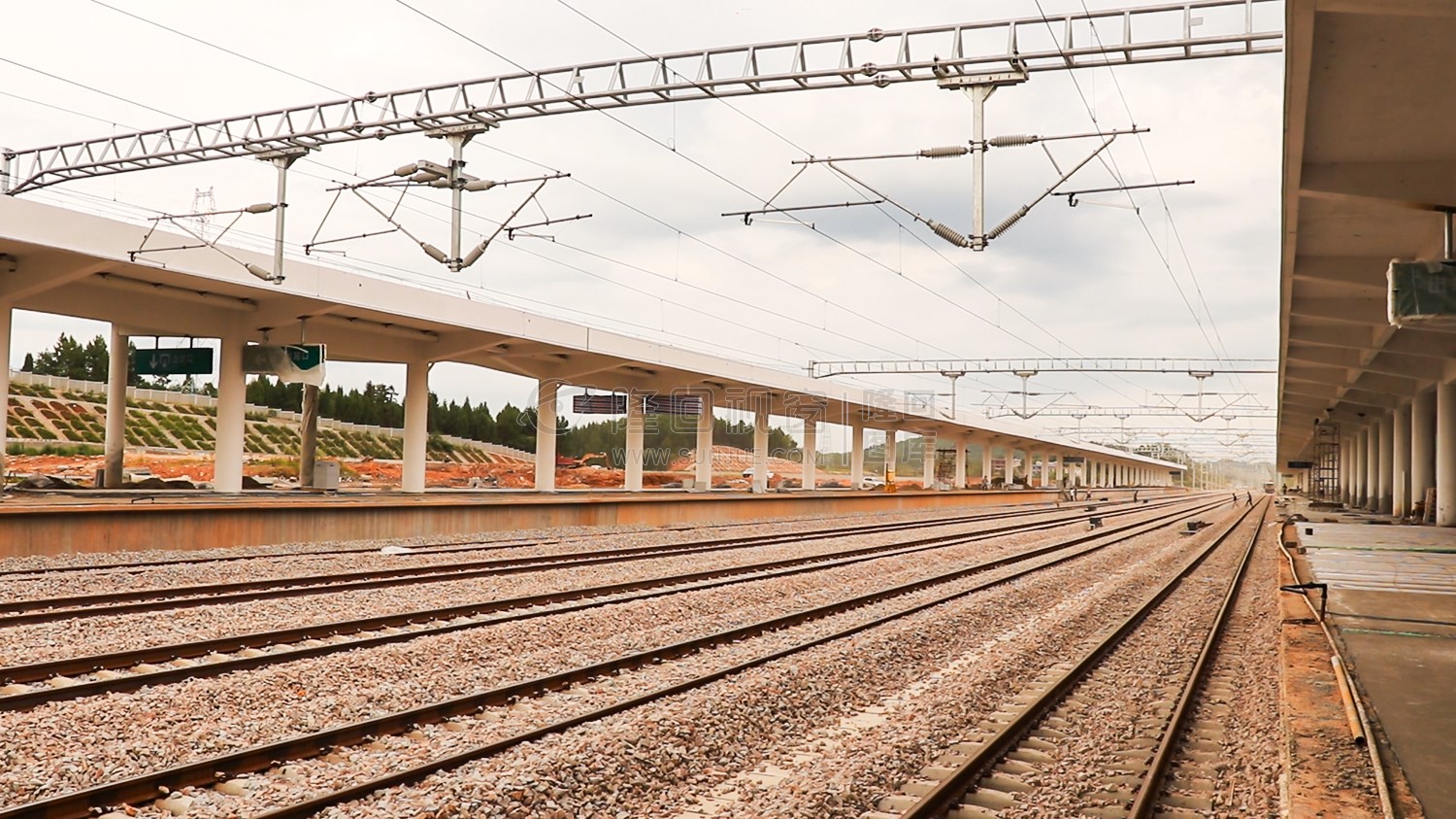 站台-隆回高铁站-建设中实拍-候车大厅装修中