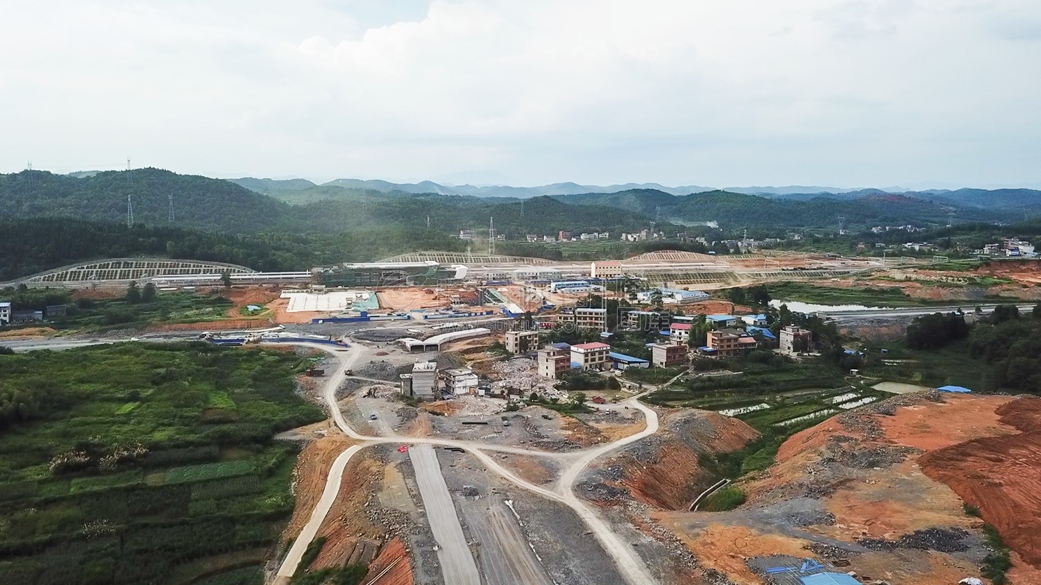 魏源大道还未挖通-隆回高铁站-建设中实拍-候车大厅装修中