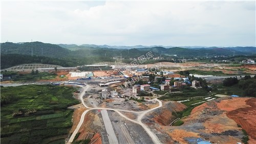 魏源大道还未挖通-隆回高铁站-建设中实拍-候车大厅装修中