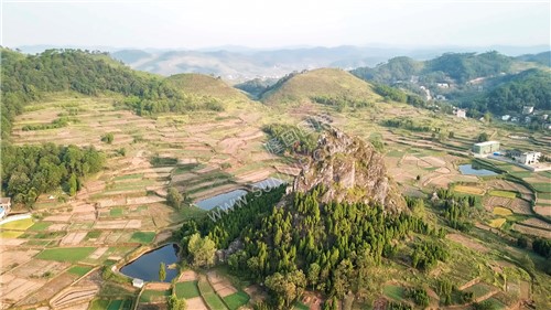 石笋寨-一座像春笋的石山