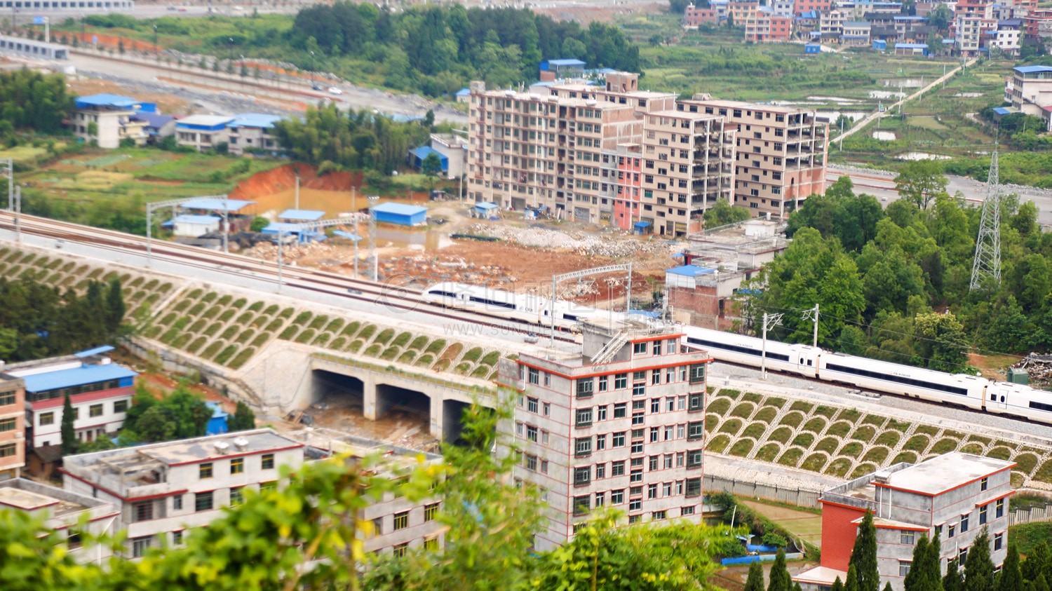 高铁缓慢开进隆回站-望江山寺
