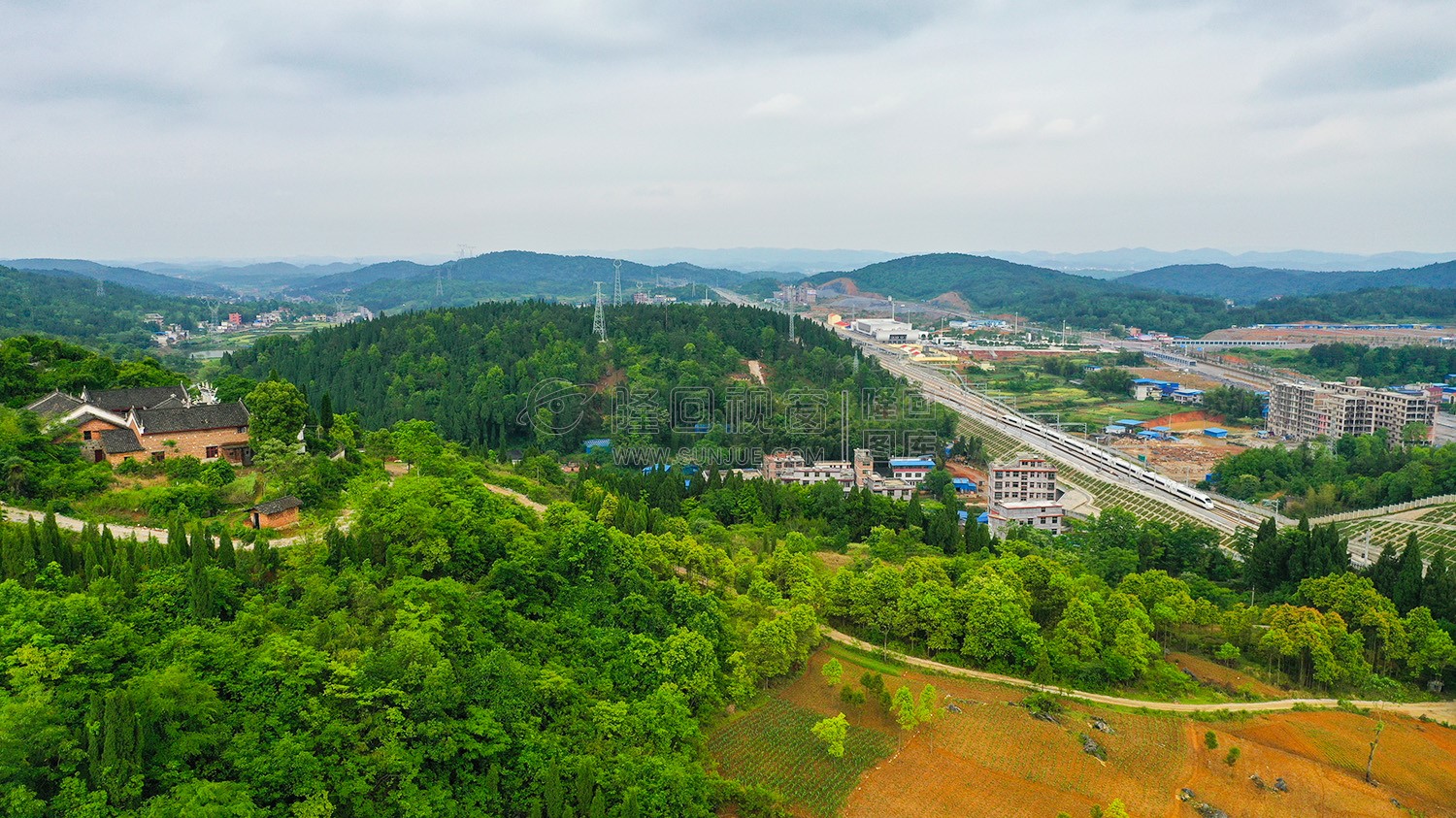 边上为隆回高铁站-望江山寺