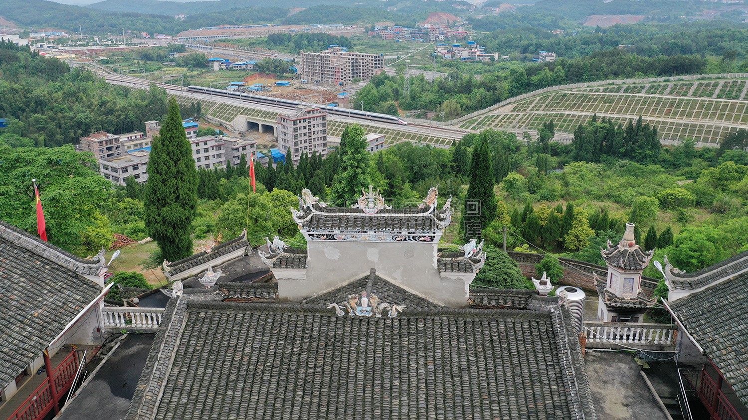 高铁经过-望江山寺