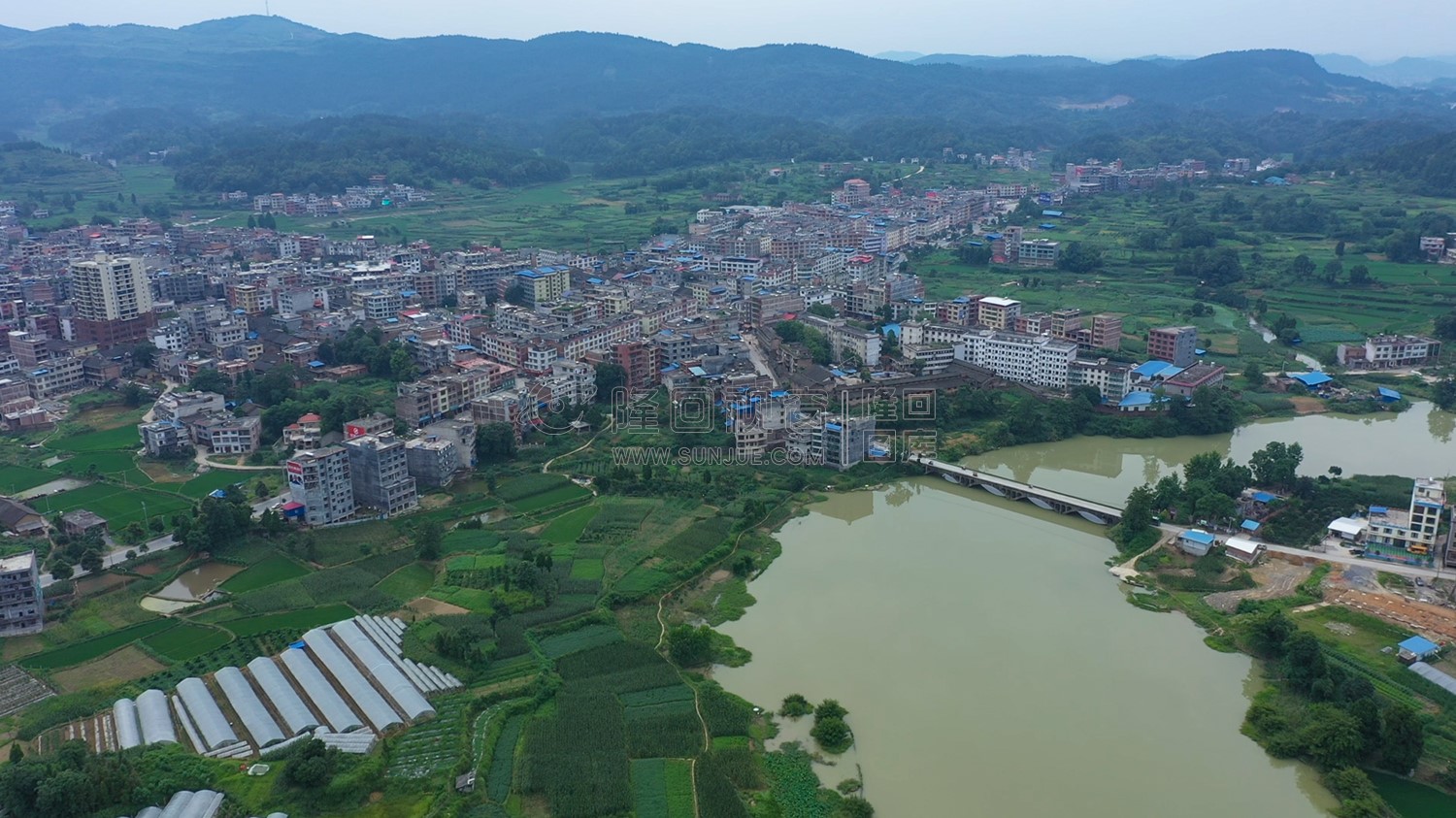 荷香桥镇河岸两旁