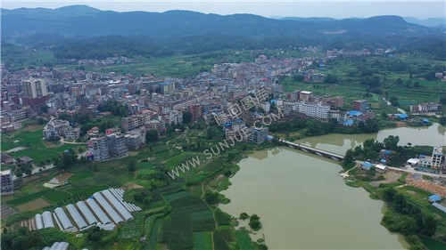 荷香桥镇河岸两旁