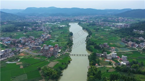 荷香桥镇河岸两旁