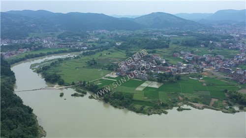 荷香桥镇河岸两旁