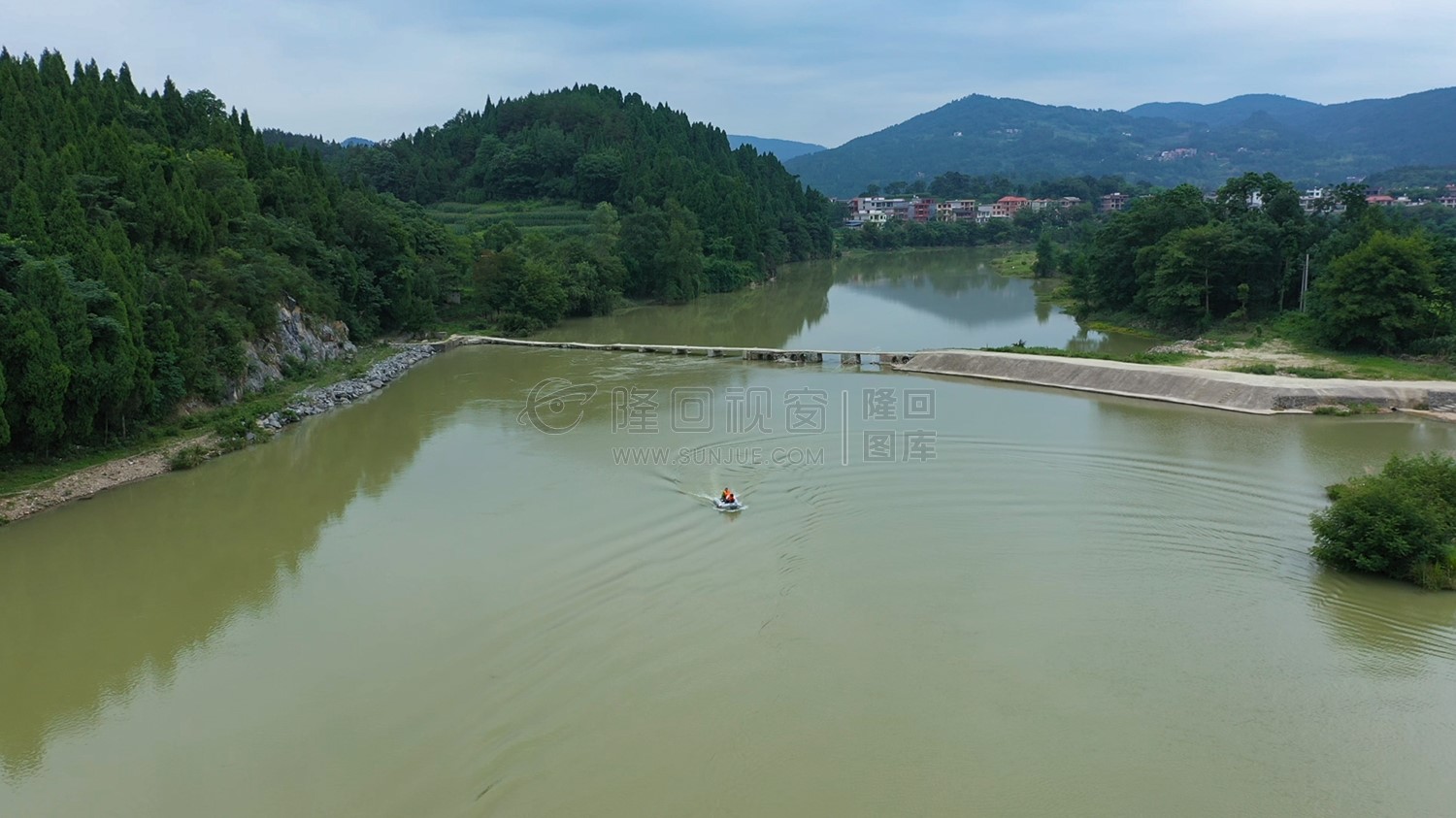 辰河开橡皮艇-荷香桥镇河岸两旁