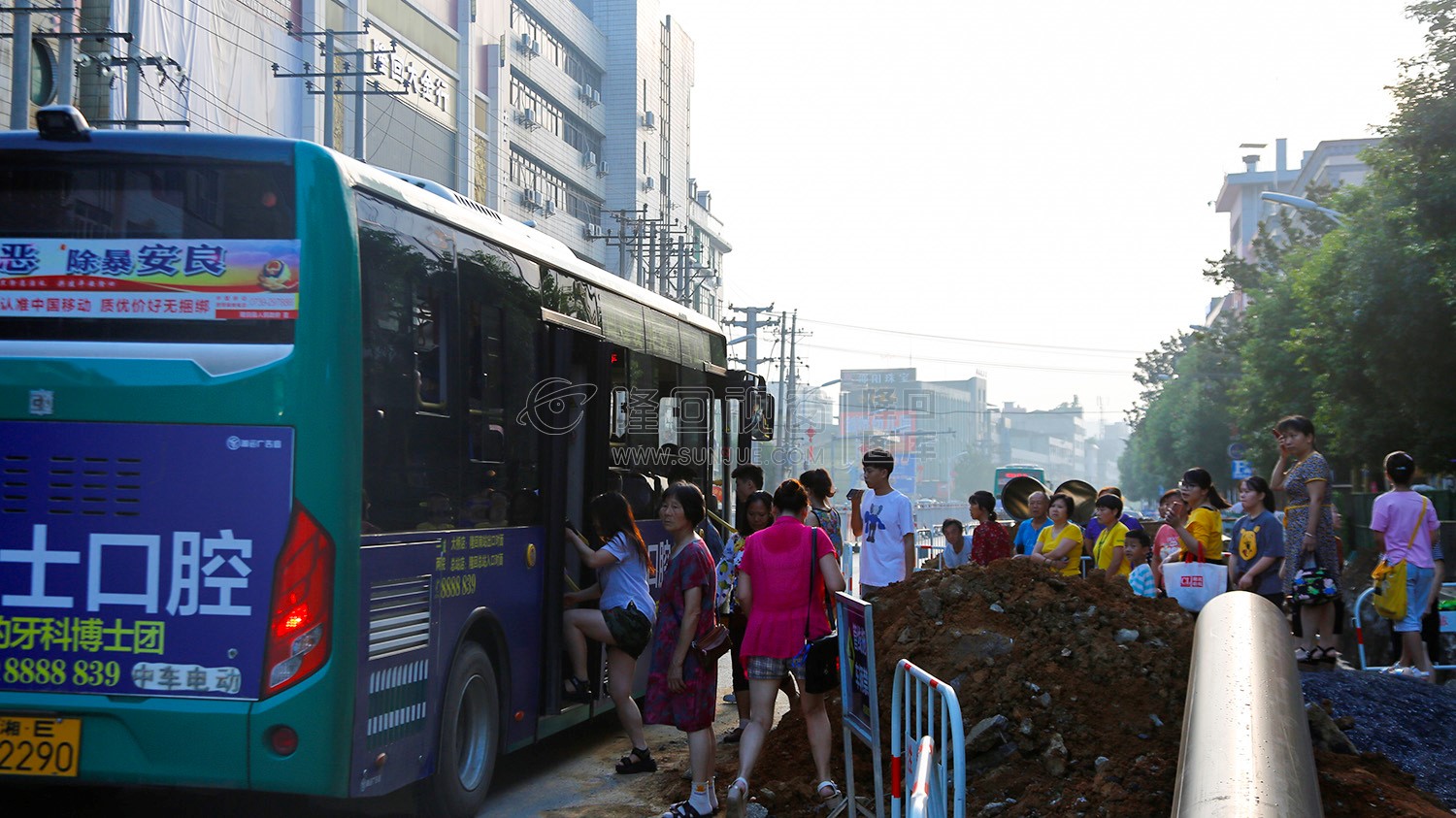 坐公交车的市民-隆回地下街人防工程