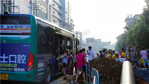 坐公交车的市民-隆回地下街人防工程