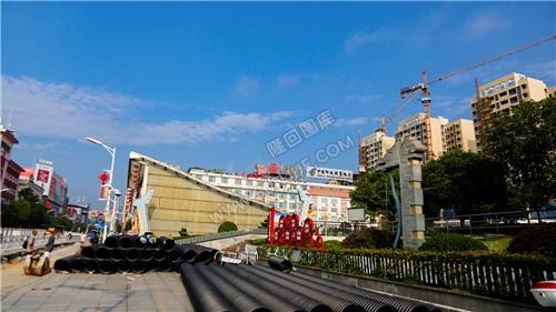 九龙广场堆放的污水管道-隆回地下街人防工程
