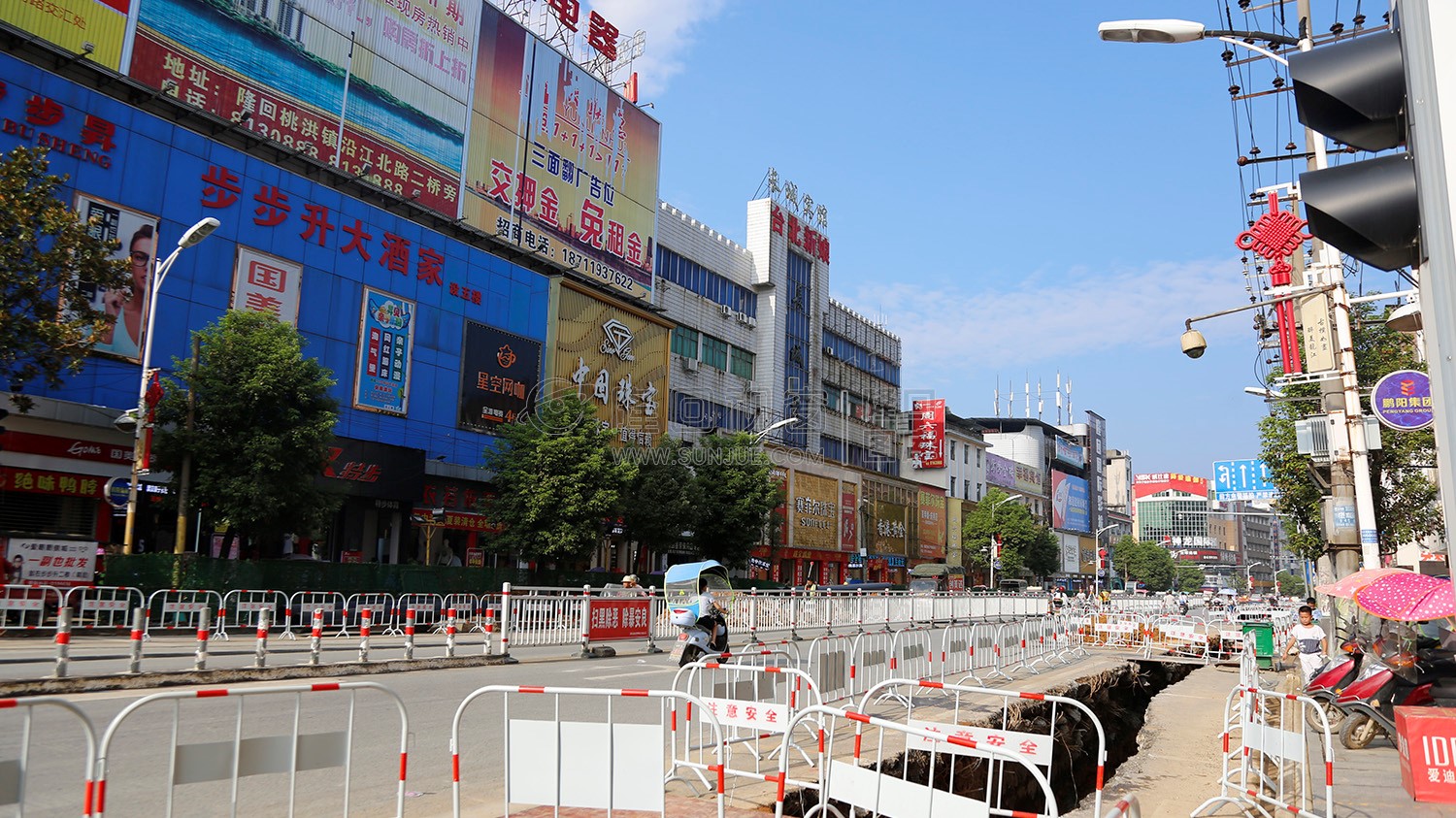 步步升门前-隆回地下街人防工程-管道铺设