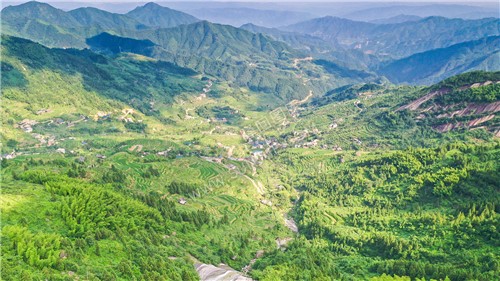 公路下方的白水洞村-白水洞36拐公路