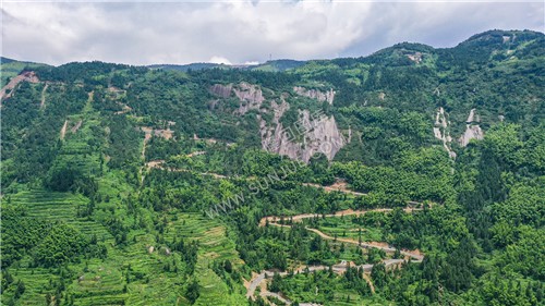 悬崖峭壁上的盘山公路-白水洞36拐公路