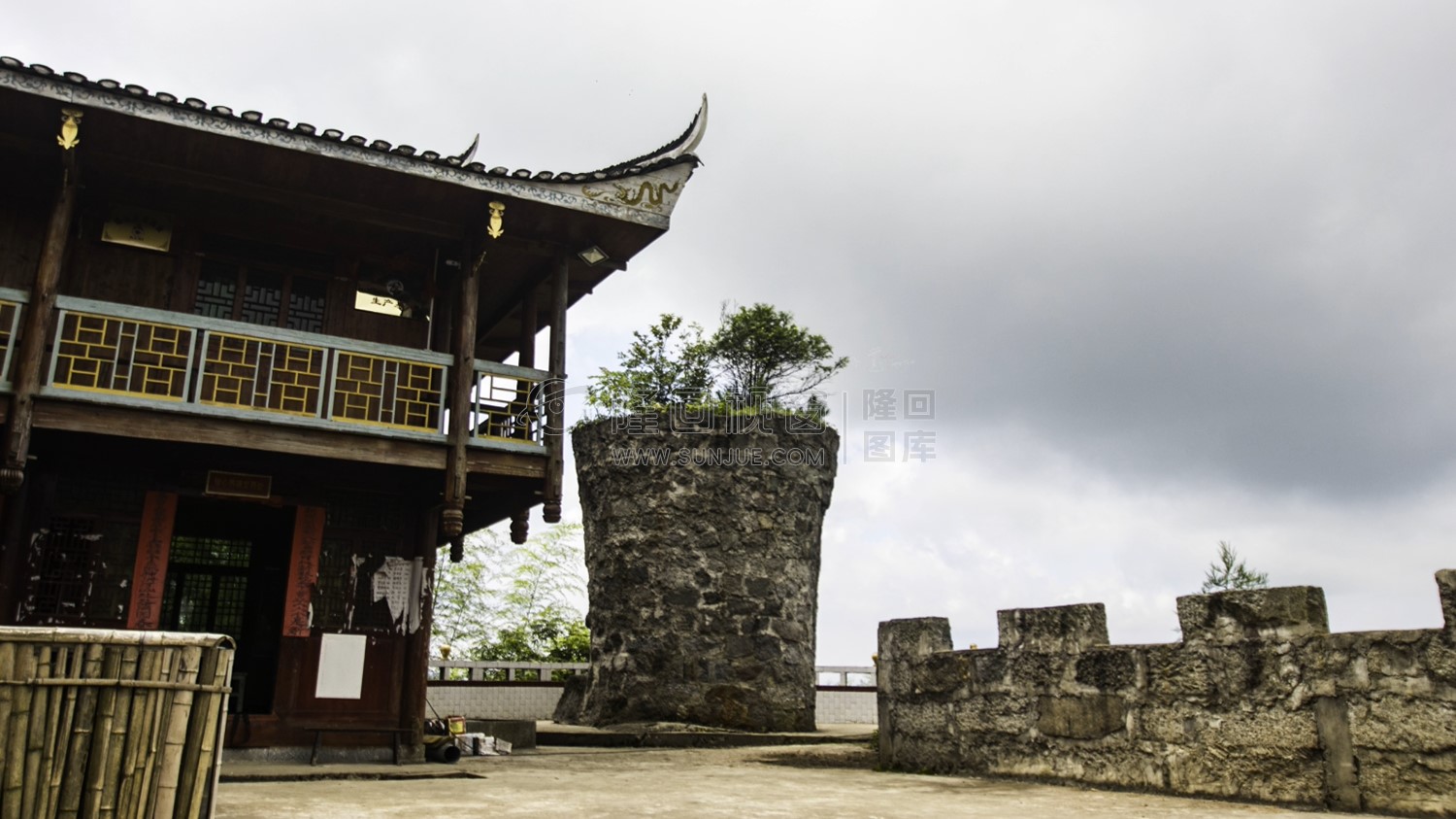 形如香炉的石堆-香炉山寺名称由来