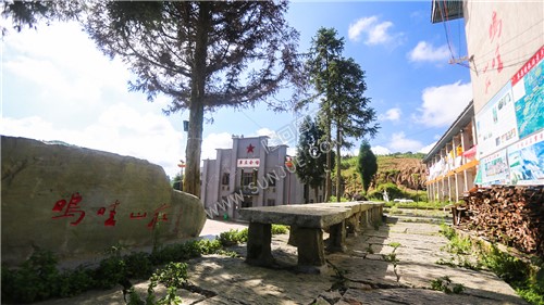 草原村的呜哇山庄制作神仙豆腐