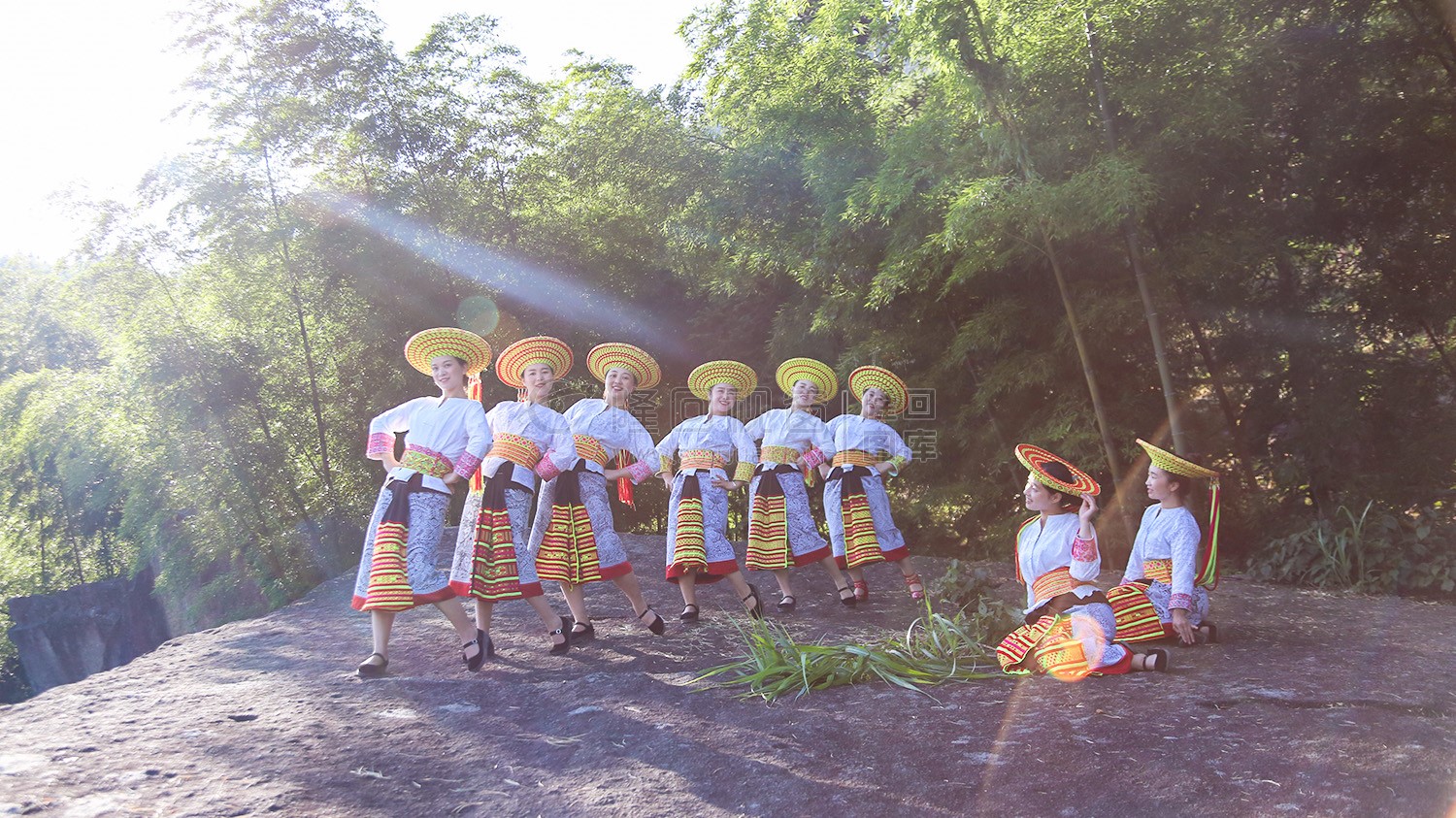 花瑶姑娘在巨石上舞蹈