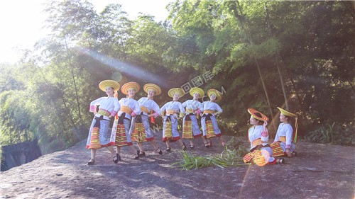 花瑶姑娘在巨石上舞蹈