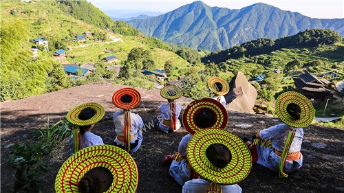 坐在石头上看山脚下的大托村
