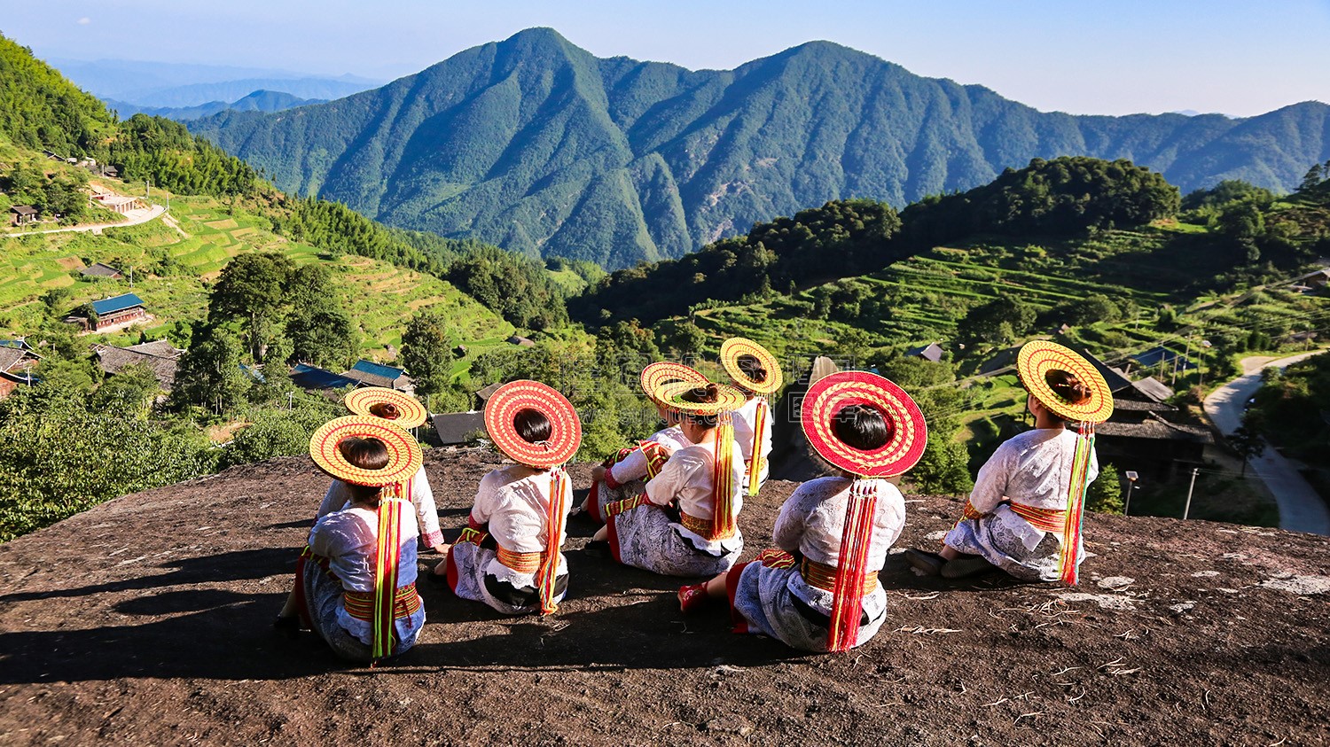 石头上看大托村村落