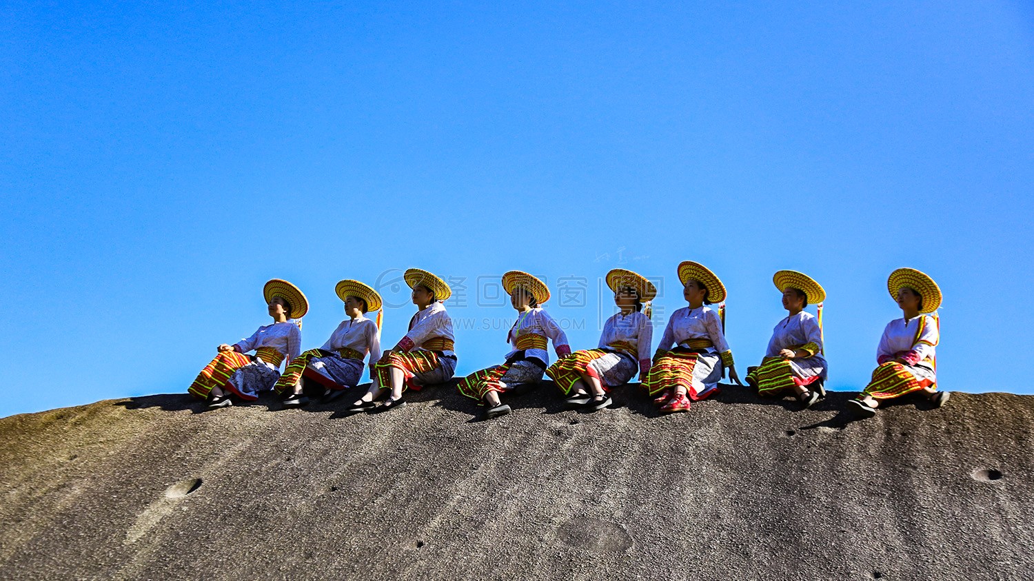 坐在石头上的花瑶姑娘