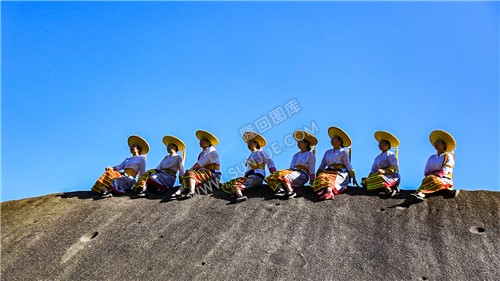 坐在石头上的花瑶姑娘