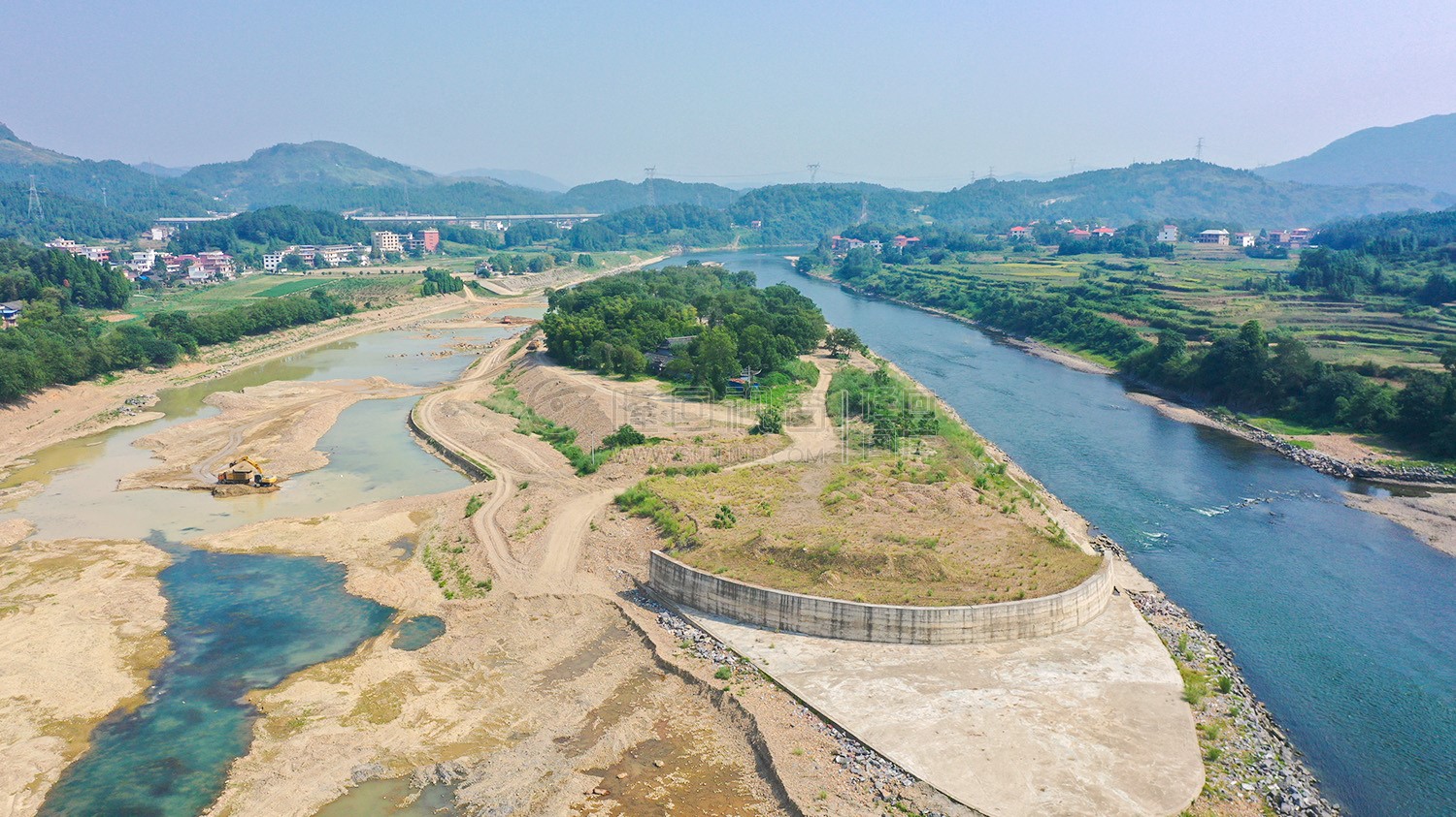 岛头，像一所军舰航行于赧水中