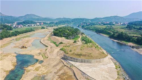 岛头，像一所军舰航行于赧水中