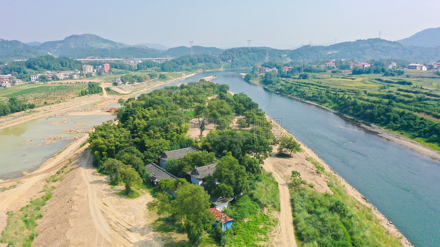 岛上四合院与竹林