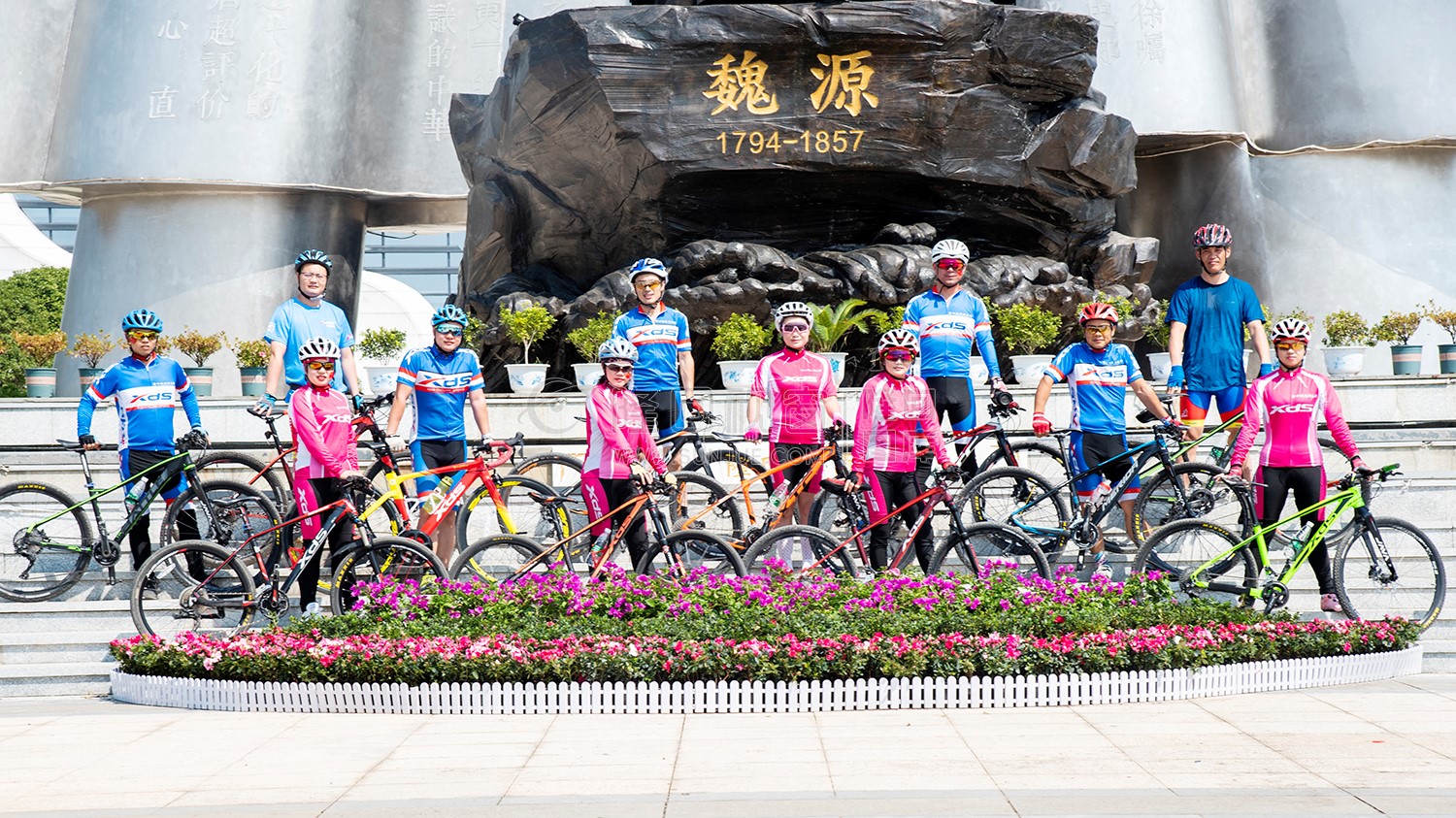 魏源铜像下合影