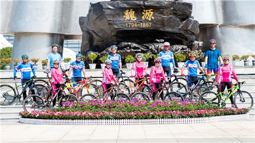 魏源铜像下合影