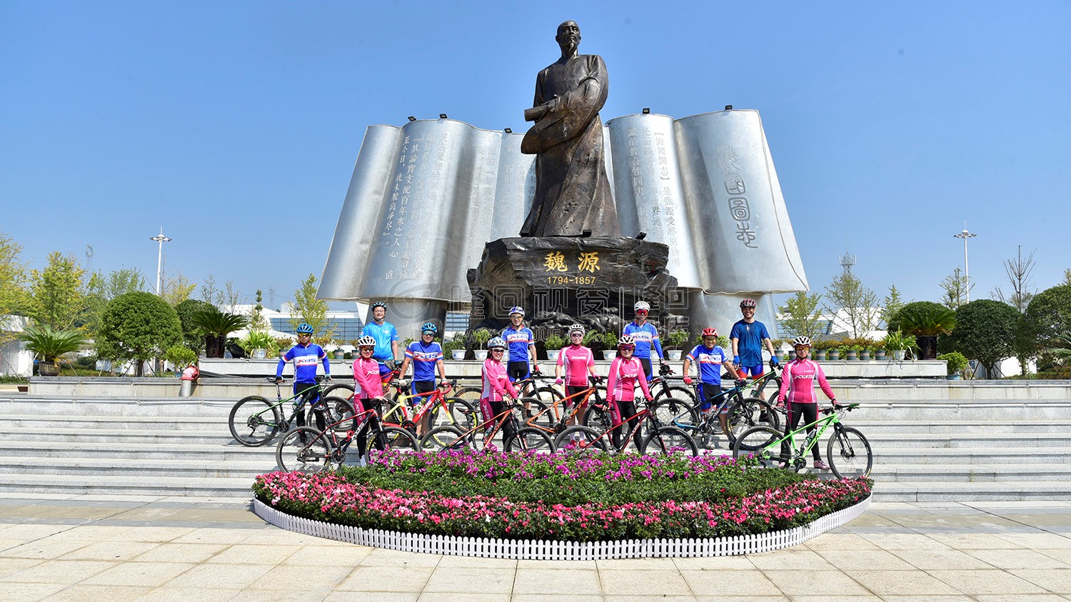 高铁站魏源像下合影