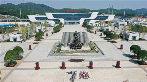 高铁站摆70造型迎接国庆