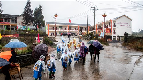 草原学校雨中搬新校园-走进新校园
