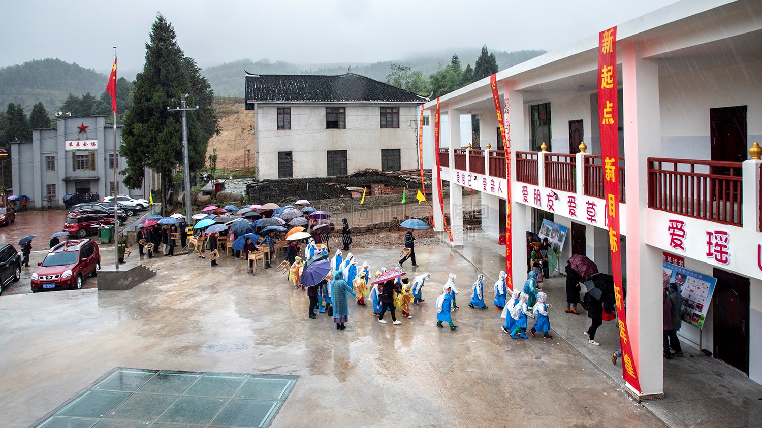 走进宽敞崭新的新校园