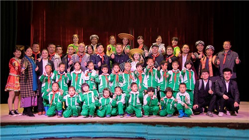 学生、老师、爱心人士合影