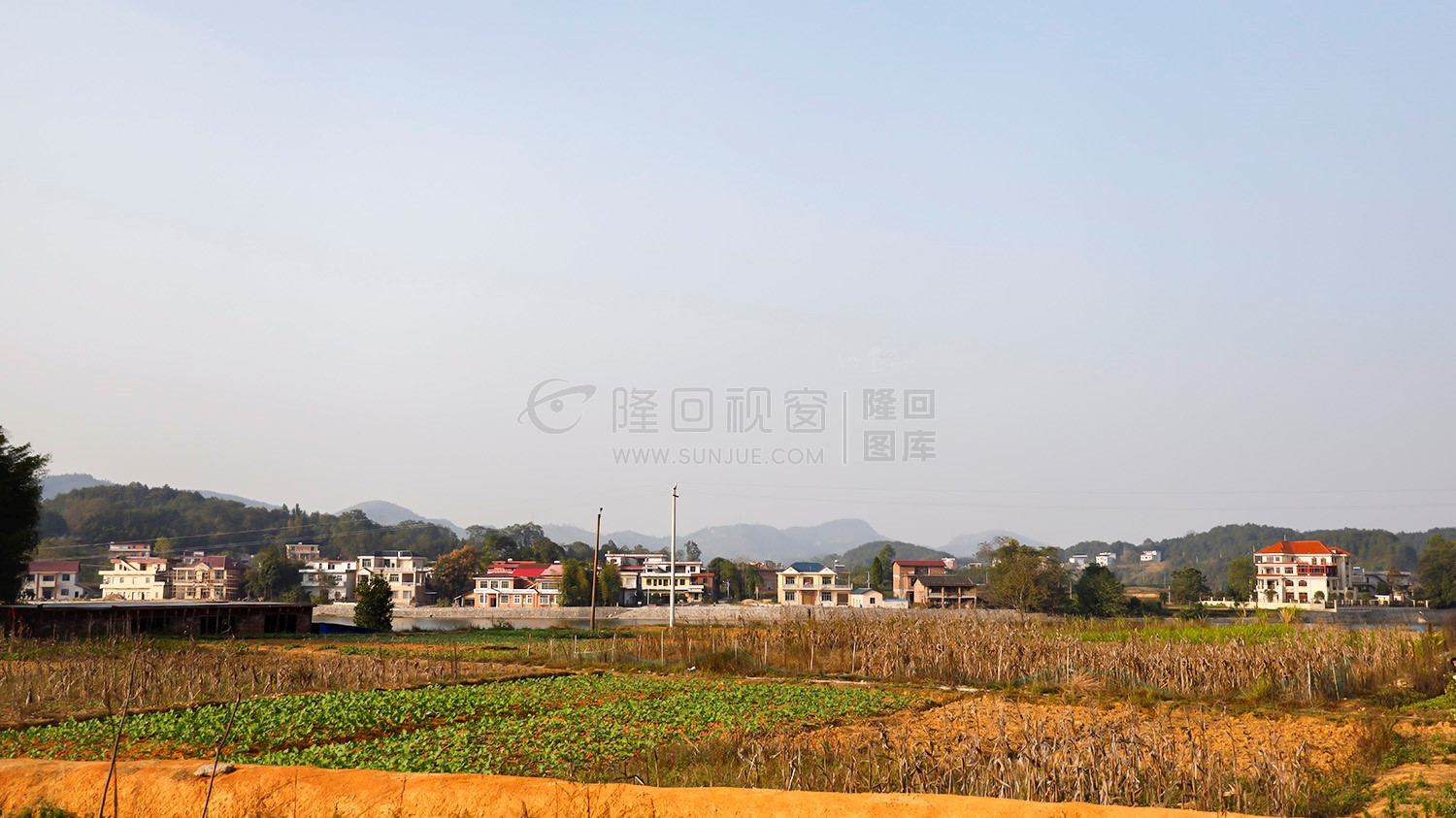 赧水河畔的乡村田园风光