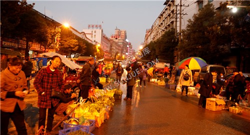 隆回农贸市场的马路早市