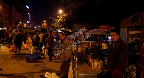 等待市民来购买蔬菜的菜农们