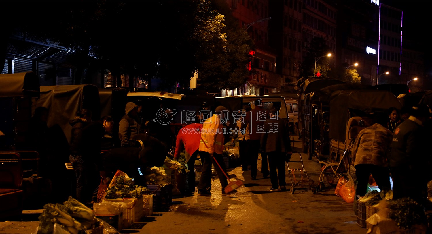 环卫工也早早的在打扫卫生了