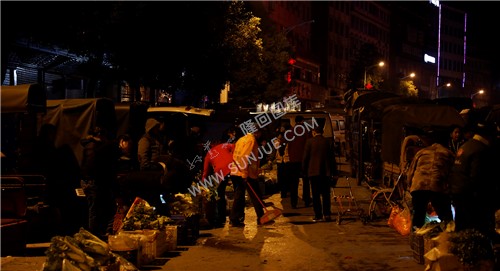 环卫工也早早的在打扫卫生了