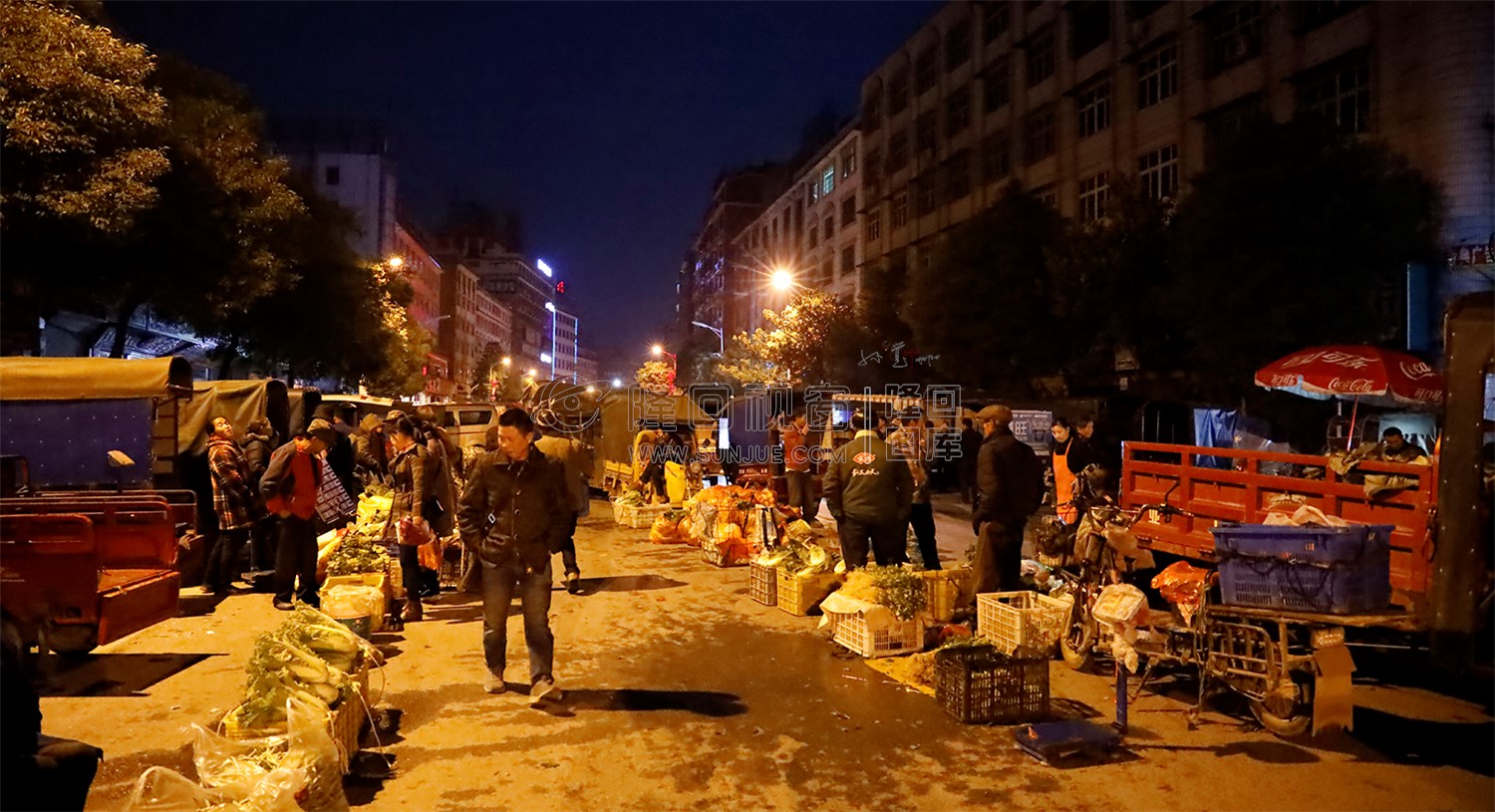 各自在挑选需要的素菜