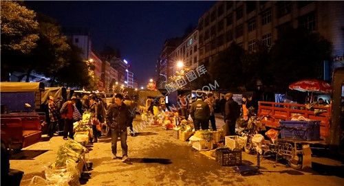 各自在挑选需要的素菜