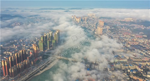 隆回县城的晨雾云海，仿佛一幅水墨画卷缓缓展开